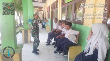 Babinsa Mandau Sosialisasi Nilai Pancasila ke Pelajar